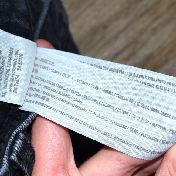 NWT Abercrombie The Mom Jean High Rise 90's Washed Black Jean Size 26 Long - Picture 7 of 7